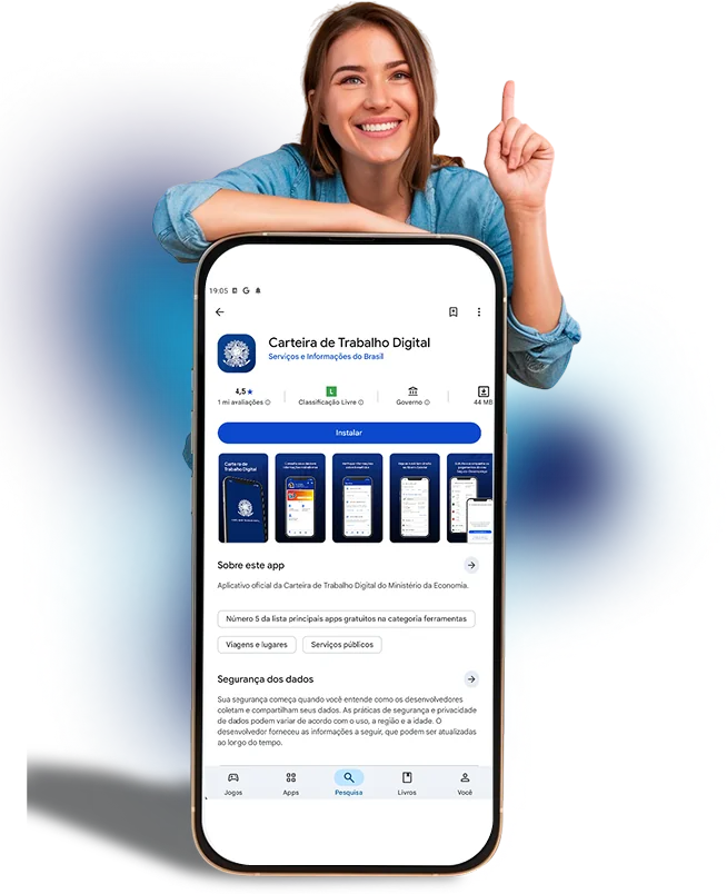 Mulher sorrindo segurando um celular com o app CTPS Digital aberto