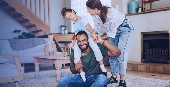 Família reunida em casa aproveitando um momento em família