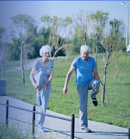 Casal de idosos caminhando ao ar livre com bem-estar